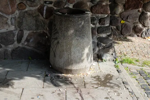 Varşova, Polonya - 28 Mayıs 2023 Çöp konteyneri Polonya 'nın başkenti ve sembolik bir şehir olan Varşova' nın merkezinde yer almaktadır..