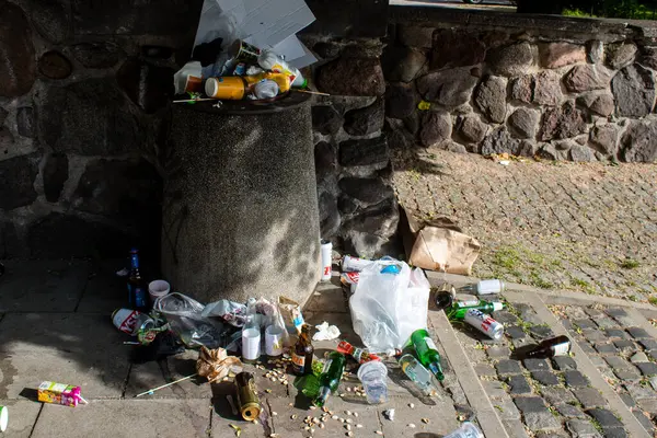 Varşova, Polonya - 28 Mayıs 2023 Çöp konteyneri Polonya 'nın başkenti ve sembolik bir şehir olan Varşova' nın merkezinde yer almaktadır..