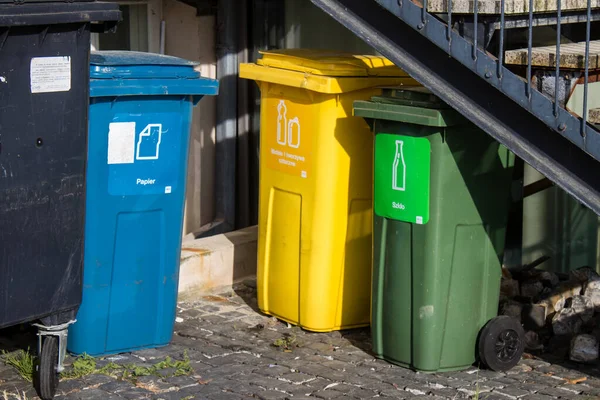 Varşova, Polonya - 28 Mayıs 2023 Çöp konteyneri Polonya 'nın başkenti ve sembolik bir şehir olan Varşova' nın merkezinde yer almaktadır..