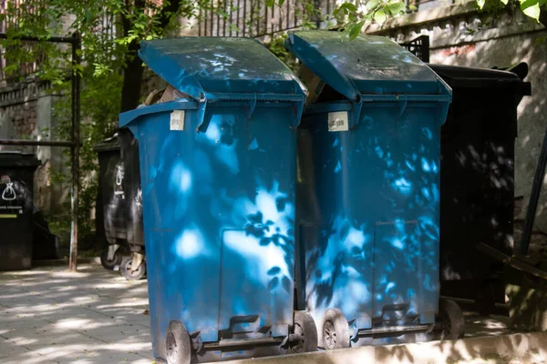 Varşova, Polonya - 28 Mayıs 2023 Çöp konteyneri Polonya 'nın başkenti ve sembolik bir şehir olan Varşova' nın merkezinde yer almaktadır..