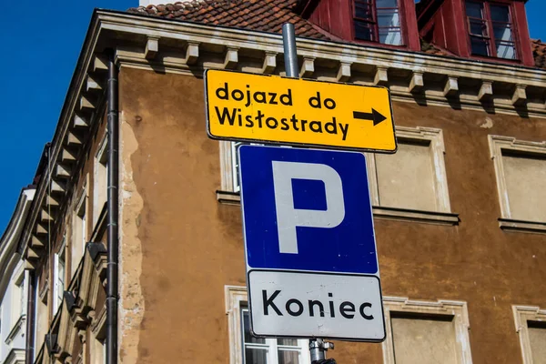 Varşova, Polonya - 28 Mayıs 2023 Sokak tabelası veya yol tabelası, yol kullanıcısına bilgi sağlamak için yolun kenarına veya yukarısına dikildi.