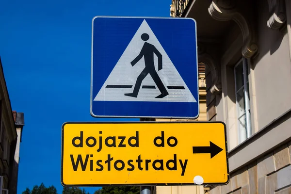 Varşova, Polonya - 28 Mayıs 2023 Sokak tabelası veya yol tabelası, yol kullanıcısına bilgi sağlamak için yolun kenarına veya yukarısına dikildi.
