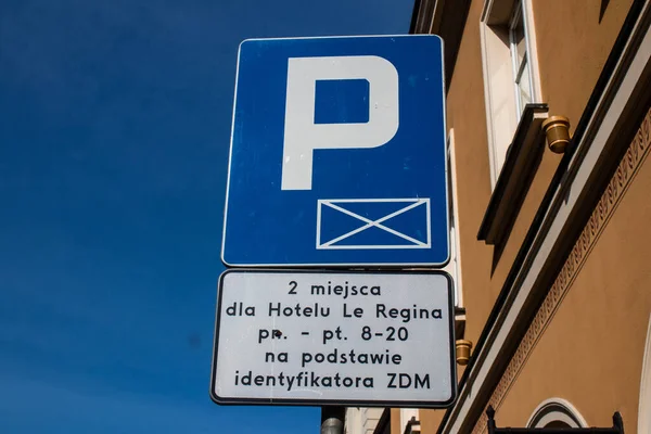 Varşova, Polonya - 28 Mayıs 2023 Sokak tabelası veya yol tabelası, yol kullanıcısına bilgi sağlamak için yolun kenarına veya yukarısına dikildi.
