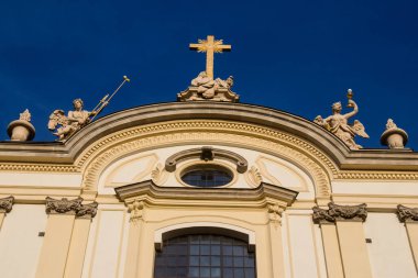 Stary Rynek çevresindeki ortaçağ kilisesi, Varşova 'daki eski kasaba pazar yeri, sembolik bir şehir ve Polonya' nın başkenti..