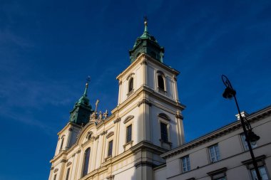 Stary Rynek çevresindeki ortaçağ kilisesi, Varşova 'daki eski kasaba pazar yeri, sembolik bir şehir ve Polonya' nın başkenti..