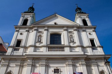 Stary Rynek çevresindeki ortaçağ kilisesi, Varşova 'daki eski kasaba pazar yeri, sembolik bir şehir ve Polonya' nın başkenti..