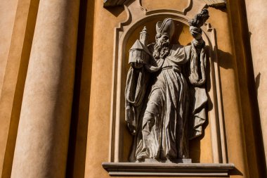 Stary Rynek çevresindeki ortaçağ kilisesi, Varşova 'daki eski kasaba pazar yeri, sembolik bir şehir ve Polonya' nın başkenti..