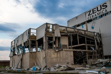 Sloviansk 'taki Zeus seramik fabrikasının hasarlı binaları, Rus ordusu sivil hedefleri bombaladı ve çok fazla hasara yol açtı. Rus ordusu Ukrayna 'yı işgal etti ve bu bölgede ağır çatışmalar yaşanıyor.