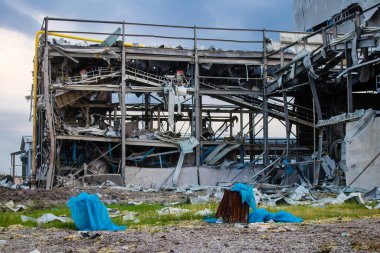 Sloviansk 'taki Zeus seramik fabrikasının hasarlı binaları, Rus ordusu sivil hedefleri bombaladı ve çok fazla hasara yol açtı. Rus ordusu Ukrayna 'yı işgal etti ve bu bölgede ağır çatışmalar yaşanıyor.