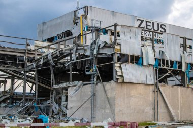 Sloviansk 'taki Zeus seramik fabrikasının hasarlı binaları, Rus ordusu sivil hedefleri bombaladı ve çok fazla hasara yol açtı. Rus ordusu Ukrayna 'yı işgal etti ve bu bölgede ağır çatışmalar yaşanıyor.