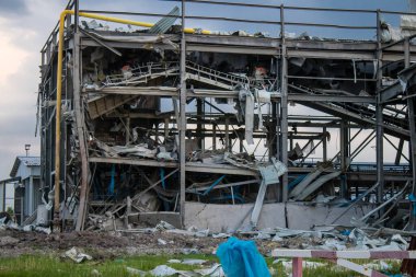 Sloviansk 'taki Zeus seramik fabrikasının hasarlı binaları, Rus ordusu sivil hedefleri bombaladı ve çok fazla hasara yol açtı. Rus ordusu Ukrayna 'yı işgal etti ve bu bölgede ağır çatışmalar yaşanıyor.