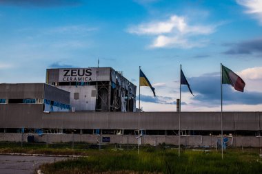 Sloviansk 'taki Zeus seramik fabrikasının hasarlı binaları, Rus ordusu sivil hedefleri bombaladı ve çok fazla hasara yol açtı. Rus ordusu Ukrayna 'yı işgal etti ve bu bölgede ağır çatışmalar yaşanıyor.