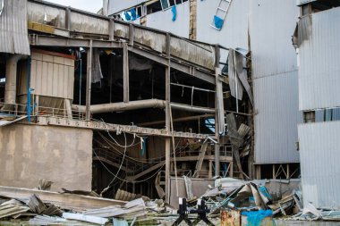 Sloviansk 'taki Zeus seramik fabrikasının hasarlı binaları, Rus ordusu sivil hedefleri bombaladı ve çok fazla hasara yol açtı. Rus ordusu Ukrayna 'yı işgal etti ve bu bölgede ağır çatışmalar yaşanıyor.