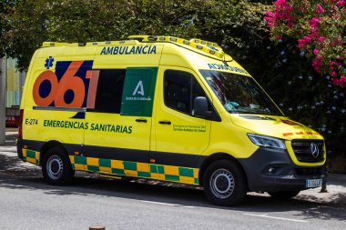 Sevilla, İspanya - Haziran 06, 2023 Ambulans Sevilla şehir merkezinde, sembolik bir şehir ve Endülüs 'ün başkentinde.