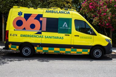 Sevilla, İspanya - Haziran 06, 2023 Ambulans Sevilla şehir merkezinde, sembolik bir şehir ve Endülüs 'ün başkentinde.