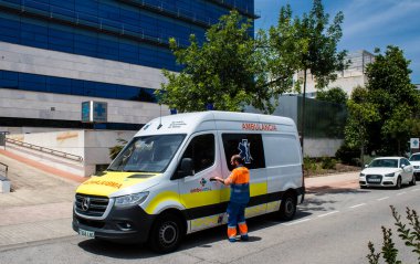 Sevilla, İspanya - Haziran 06, 2023 Ambulans Sevilla şehir merkezinde, sembolik bir şehir ve Endülüs 'ün başkentinde.