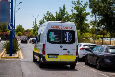 Sevilla, İspanya - Haziran 06, 2023 Ambulans Sevilla şehir merkezinde, sembolik bir şehir ve Endülüs 'ün başkentinde.