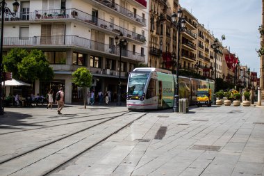 Sevilla, İspanya - Haziran 06, 2023 Sevilla sokakları ve şehrin ulaşım sisteminin bir parçası olan elektrik tramvayı pahalı değildir..
