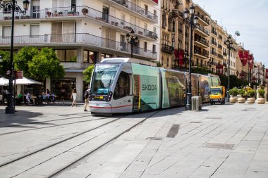 Sevilla, İspanya - Haziran 06, 2023 Sevilla sokakları ve şehrin ulaşım sisteminin bir parçası olan elektrik tramvayı pahalı değildir..