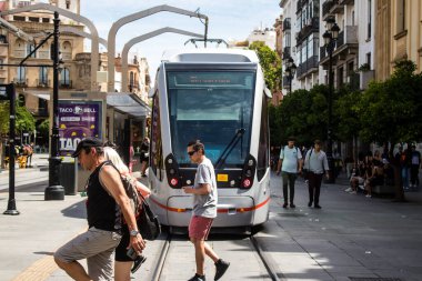 Sevilla, İspanya - Haziran 06, 2023 Sevilla sokakları ve şehrin ulaşım sisteminin bir parçası olan elektrik tramvayı pahalı değildir..