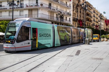 Sevilla, İspanya - Haziran 06, 2023 Sevilla sokakları ve şehrin ulaşım sisteminin bir parçası olan elektrik tramvayı pahalı değildir..