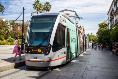 Sevilla, İspanya - Haziran 06, 2023 Sevilla sokakları ve şehrin ulaşım sisteminin bir parçası olan elektrik tramvayı pahalı değildir..