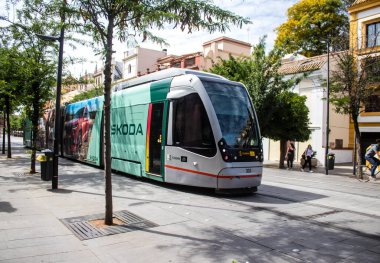 Sevilla, İspanya - Haziran 06, 2023 Sevilla sokakları ve şehrin ulaşım sisteminin bir parçası olan elektrik tramvayı pahalı değildir..