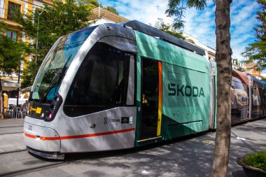 Sevilla, İspanya - Haziran 06, 2023 Sevilla sokakları ve şehrin ulaşım sisteminin bir parçası olan elektrik tramvayı pahalı değildir..
