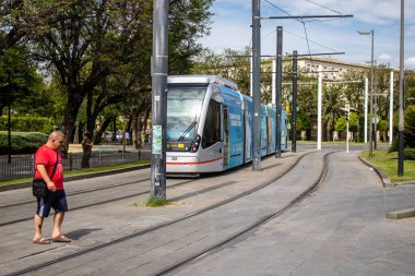 Sevilla, İspanya - Haziran 06, 2023 Sevilla sokakları ve şehrin ulaşım sisteminin bir parçası olan elektrik tramvayı pahalı değildir..