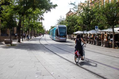 Sevilla, İspanya - Haziran 06, 2023 Sevilla sokakları ve şehrin ulaşım sisteminin bir parçası olan elektrik tramvayı pahalı değildir..