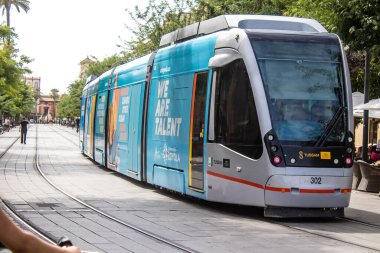 Sevilla, İspanya - Haziran 06, 2023 Sevilla sokakları ve şehrin ulaşım sisteminin bir parçası olan elektrik tramvayı pahalı değildir..