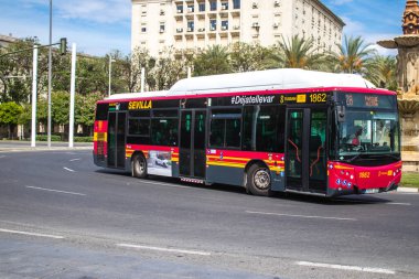 Sevilla, İspanya - Haziran 06, 2023 Sevilla caddelerinde ve şehrin ulaşım sisteminin bir parçası olan otobüs seferleri pahalı değildir..
