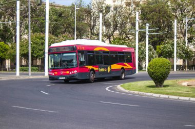 Sevilla, İspanya - Haziran 06, 2023 Sevilla caddelerinde ve şehrin ulaşım sisteminin bir parçası olan otobüs seferleri pahalı değildir..