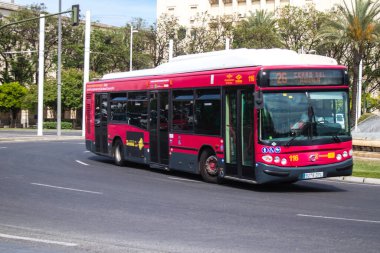 Sevilla, İspanya - Haziran 06, 2023 Sevilla caddelerinde ve şehrin ulaşım sisteminin bir parçası olan otobüs seferleri pahalı değildir..