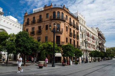 Sevilla, İspanya - Haziran 06, 2023 Sevilla şehir merkezi, sembolik bir şehir ve Endülüs 'ün başkenti.