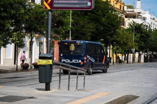 西班牙塞维利亚 2023年6月6日警车在塞维利亚市中心行驶 塞维利亚是一个具有象征意义的城市和安达卢西亚的首府 — 图库照片
