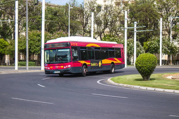 Sevilla España Junio 2023 Autobús Conduciendo Por Las Calles Sevilla —  Fotos de Stock