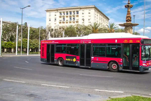 Sevilla, İspanya - Haziran 06, 2023 Sevilla caddelerinde ve şehrin ulaşım sisteminin bir parçası olan otobüs seferleri pahalı değildir..