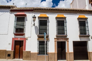 Carmona, İspanya - 10 Haziran 2023 Carmona kentinin mimari ve şehir manzarası. Avrupa 'nın en eski şehirlerinden birinin dar beyaz sokaklarından biri ve Güney İspanya' nın Endülüs bölgesinde sembolik bir yer.