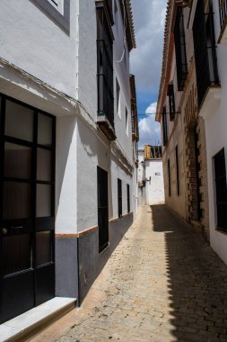 Carmona, İspanya - 10 Haziran 2023 Carmona kentinin mimari ve şehir manzarası. Avrupa 'nın en eski şehirlerinden birinin dar beyaz sokaklarından biri ve Güney İspanya' nın Endülüs bölgesinde sembolik bir yer.