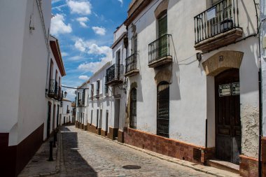 Carmona, İspanya - 10 Haziran 2023 Carmona kentinin mimari ve şehir manzarası. Avrupa 'nın en eski şehirlerinden birinin dar beyaz sokaklarından biri ve Güney İspanya' nın Endülüs bölgesinde sembolik bir yer.