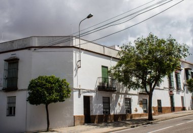 Carmona, İspanya - 10 Haziran 2023 Carmona kentinin mimari ve şehir manzarası. Avrupa 'nın en eski şehirlerinden birinin dar beyaz sokaklarından biri ve Güney İspanya' nın Endülüs bölgesinde sembolik bir yer.