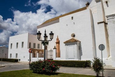 Carmona, İspanya - 10 Haziran 2023 Carmona kentinin mimari ve şehir manzarası. Avrupa 'nın en eski şehirlerinden birinin dar beyaz sokaklarından biri ve Güney İspanya' nın Endülüs bölgesinde sembolik bir yer.
