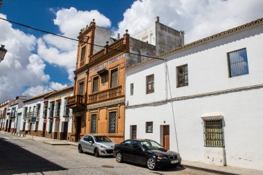 Carmona, İspanya - 10 Haziran 2023 Carmona kentinin mimari ve şehir manzarası. Avrupa 'nın en eski şehirlerinden birinin dar beyaz sokaklarından biri ve Güney İspanya' nın Endülüs bölgesinde sembolik bir yer.