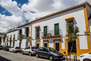 Carmona, İspanya - 10 Haziran 2023 Carmona kentinin mimari ve şehir manzarası. Avrupa 'nın en eski şehirlerinden birinin dar beyaz sokaklarından biri ve Güney İspanya' nın Endülüs bölgesinde sembolik bir yer.