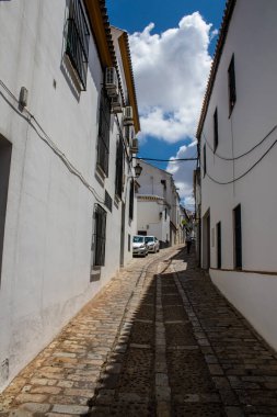 Carmona, İspanya - 10 Haziran 2023 Carmona kentinin mimari ve şehir manzarası. Avrupa 'nın en eski şehirlerinden birinin dar beyaz sokaklarından biri ve Güney İspanya' nın Endülüs bölgesinde sembolik bir yer.