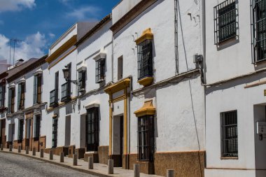 Carmona, İspanya - 10 Haziran 2023 Carmona kentinin mimari ve şehir manzarası. Avrupa 'nın en eski şehirlerinden birinin dar beyaz sokaklarından biri ve Güney İspanya' nın Endülüs bölgesinde sembolik bir yer.