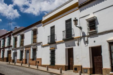 Carmona, İspanya - 10 Haziran 2023 Carmona kentinin mimari ve şehir manzarası. Avrupa 'nın en eski şehirlerinden birinin dar beyaz sokaklarından biri ve Güney İspanya' nın Endülüs bölgesinde sembolik bir yer.