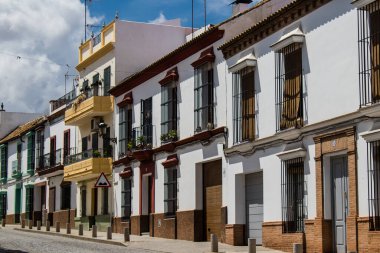 Carmona, İspanya - 10 Haziran 2023 Carmona kentinin mimari ve şehir manzarası. Avrupa 'nın en eski şehirlerinden birinin dar beyaz sokaklarından biri ve Güney İspanya' nın Endülüs bölgesinde sembolik bir yer.