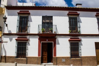 Carmona, İspanya - 10 Haziran 2023 Carmona kentinin mimari ve şehir manzarası. Avrupa 'nın en eski şehirlerinden birinin dar beyaz sokaklarından biri ve Güney İspanya' nın Endülüs bölgesinde sembolik bir yer.